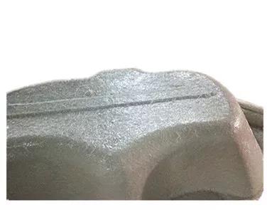 用樹(shù)脂和玻璃纖維復(fù)合在浴缸胚料的底部，使成型產(chǎn)品有足夠的強(qiáng)度