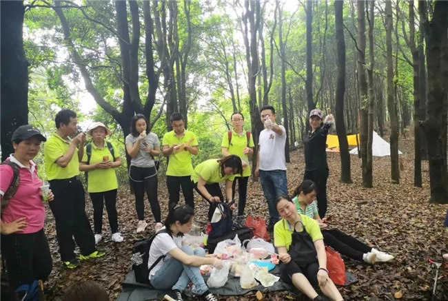 博皓人勞作過(guò)后，分享、享受美食